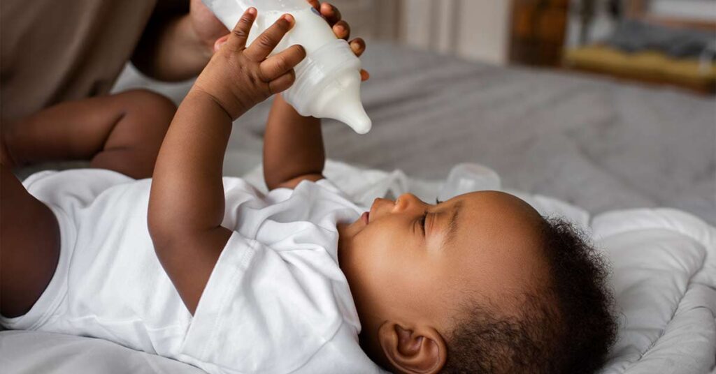 O que fazer quando o bebê prefere mamadeira ao peito